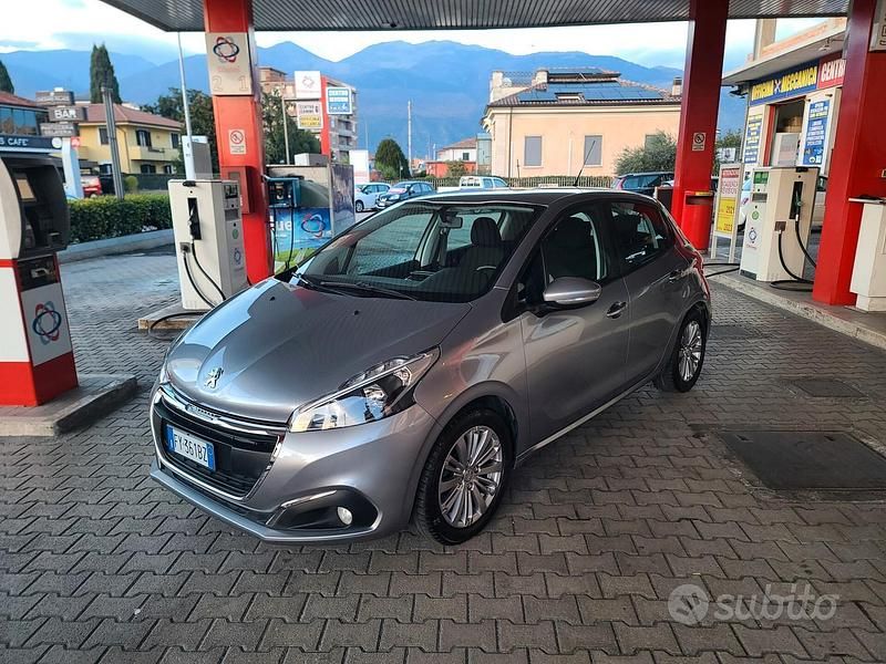 Grigio Usata 2019 Peugeot 208 Due volumi | 8900 € (Buon prezzo) - Immagine 1/4