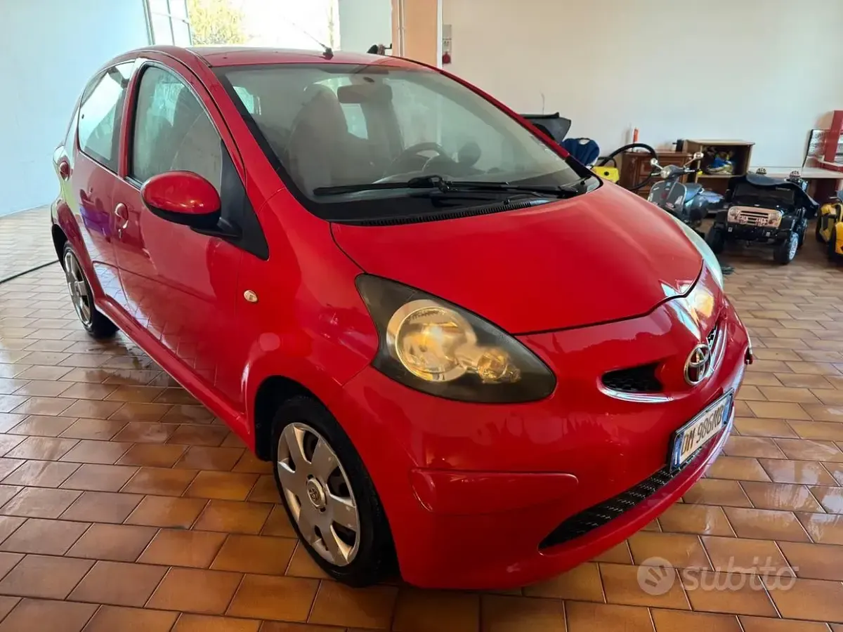 Gebraucht Toyota Aygo 68 PS (50 kW) 2008 Rot Kleinwagen