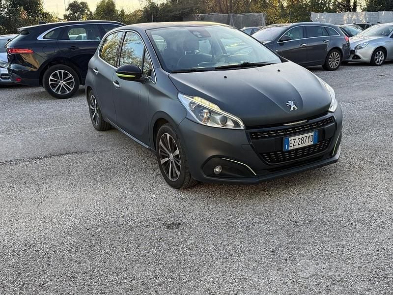 Nero Usata 2016 Peugeot 208 Access Due volumi | 6300 € (Buon prezzo) - Immagine 1/4