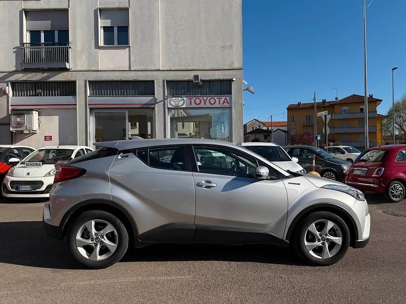 Usata Toyota C-HR Active 97 CV (71 kW) 2017 Argento SUV