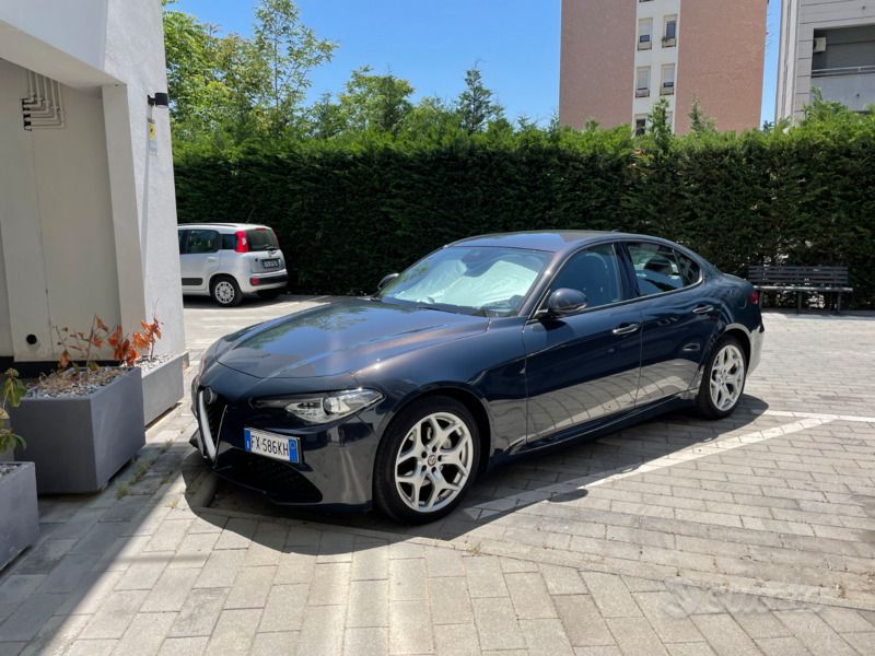 Blu/azzurro Usata 2019 Alfa Romeo Giulia Executive Tre volumi | 19.900 € (Ottimo prezzo) - Immagine 1/4