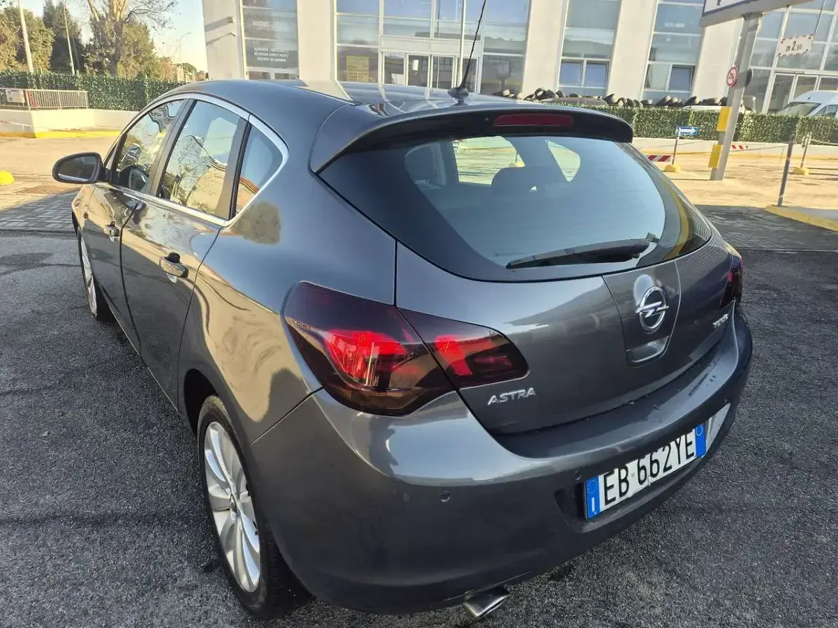 Usata Opel Astra Cosmo 140 CV (102 kW) 2010 Other Berlina