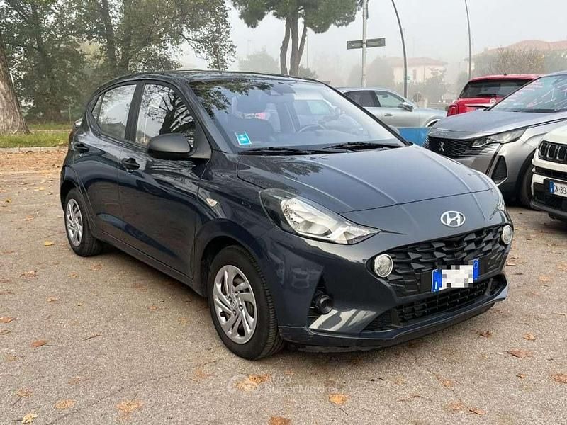 Grigio scuro metallizzato Usata 2022 Hyundai i10 Advanced Utilitaria | 9900 € (Ottimo prezzo) - Immagine 1/4