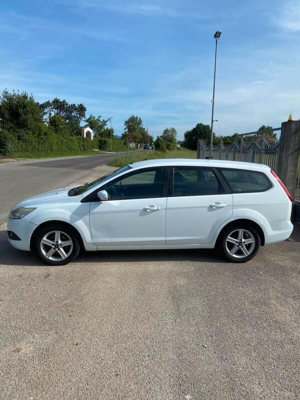 Begagnad Ford Focus 90 HK (66 kW) 2009 Vit Kombi