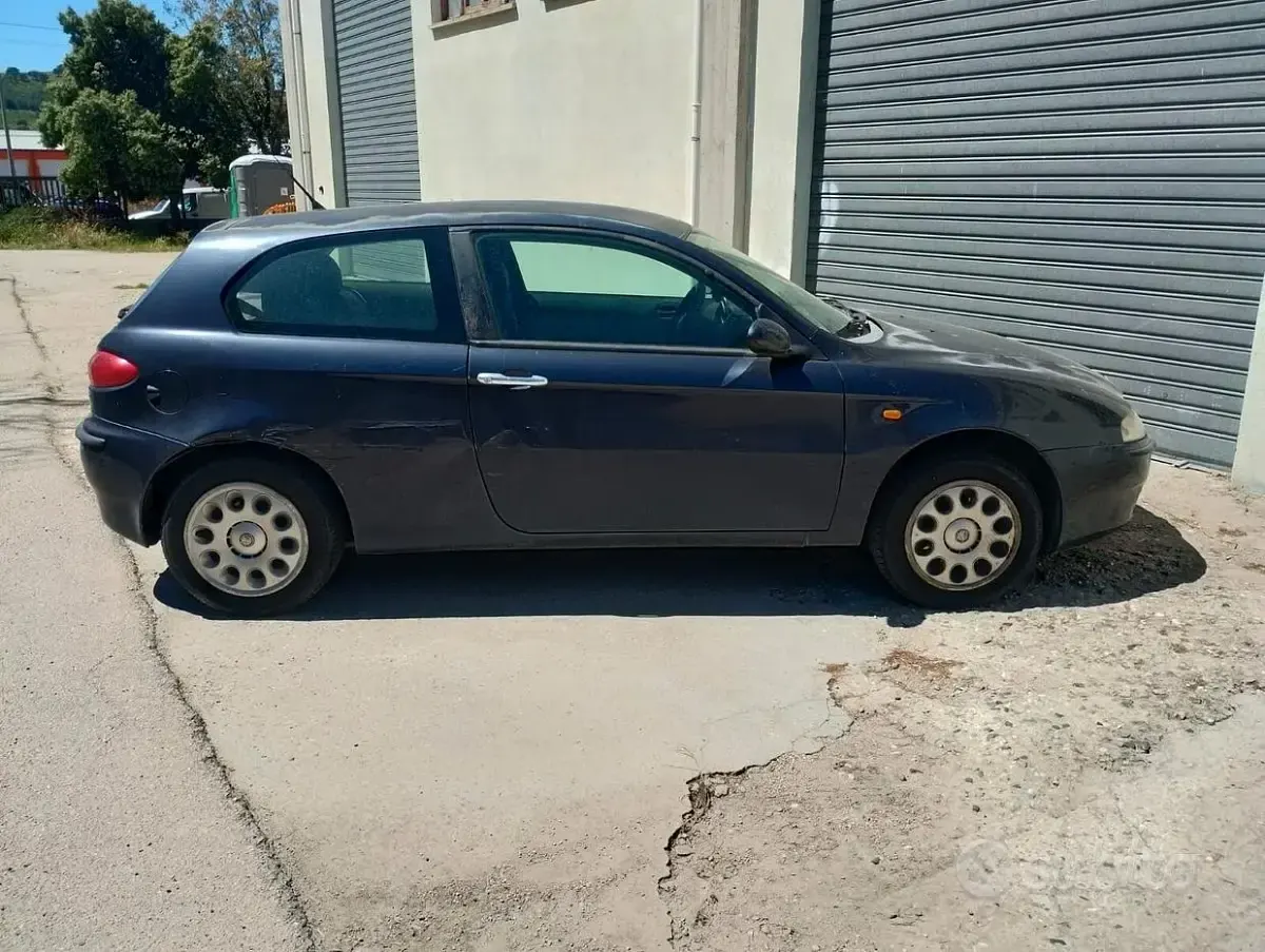 Usata Alfa Romeo 147 Distinctive 116 CV (85 kW) 2005 Blu Utilitaria