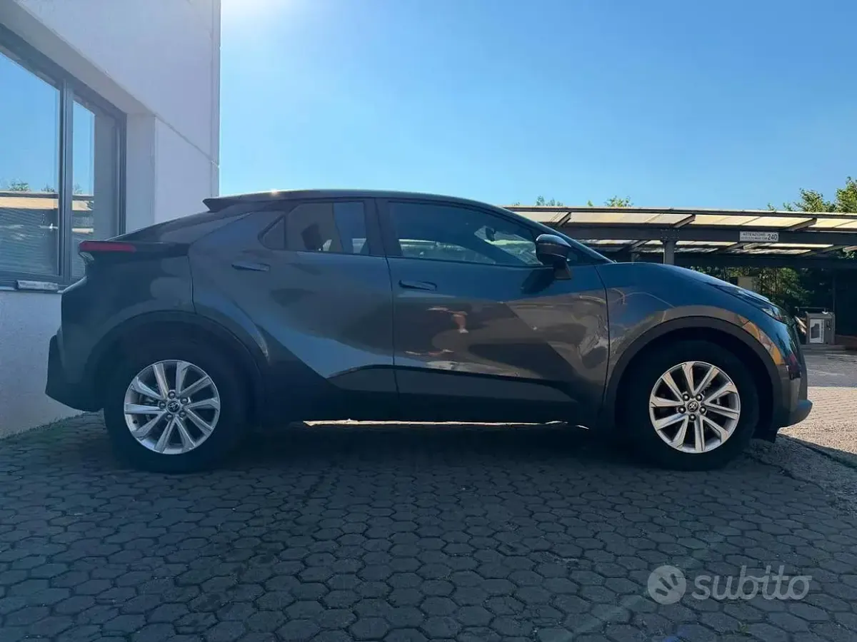 Usata Toyota C-HR Active 98 CV (72 kW) 2025 Grigio SUV