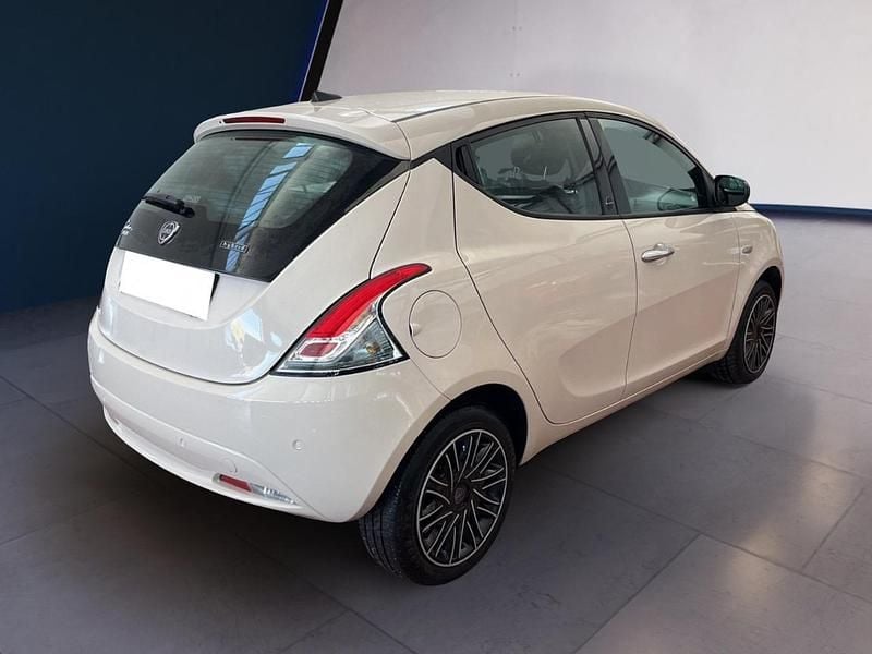 Usata Lancia Ypsilon Gold 70 CV (51 kW) 2021 Bianco Utilitaria