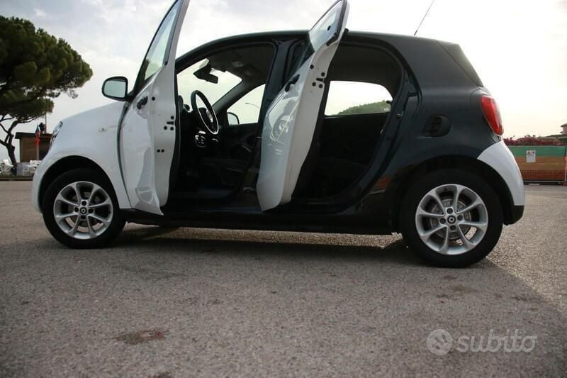 Bianco Usata 2017 Smart ForFour Utilitaria | 11.790 € (Molto cara) - Immagine 1/4