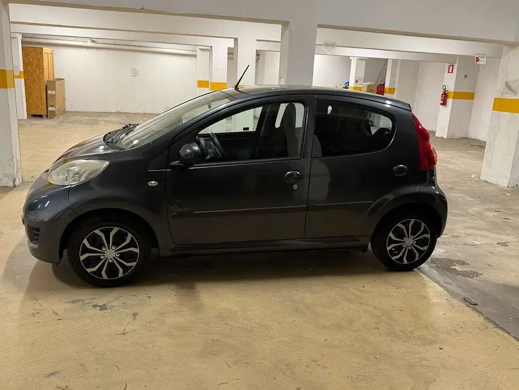 Usata Peugeot 107 68 CV (50 kW) 2010 Grigio Utilitaria