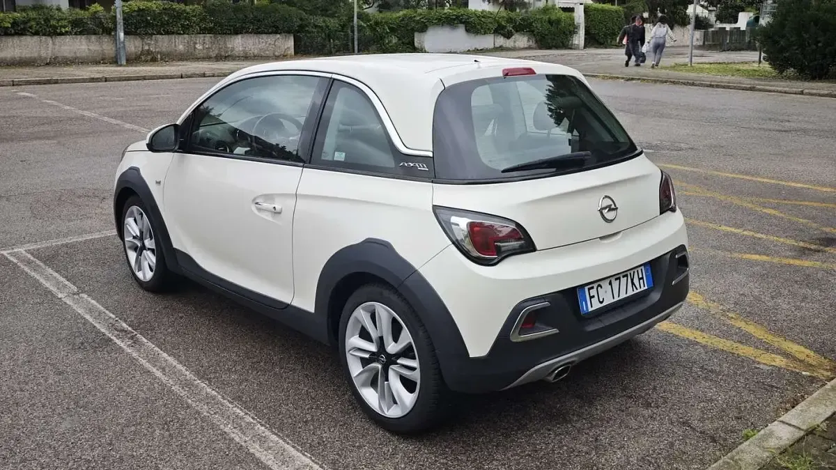 Usata Opel Adam Rocks 69 CV (50 kW) 2016 Bianco Utilitaria