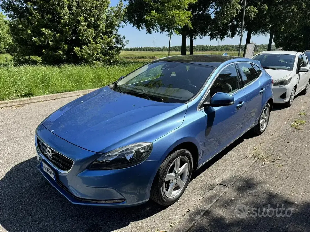 Usata Volvo V40 Momentum 150 CV (110 kW) 2016 Blu Berlina