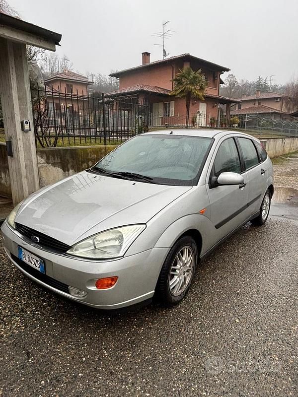 Begagnad Ford Focus 90 HK (66 kW) 2000 Grå Sedan
