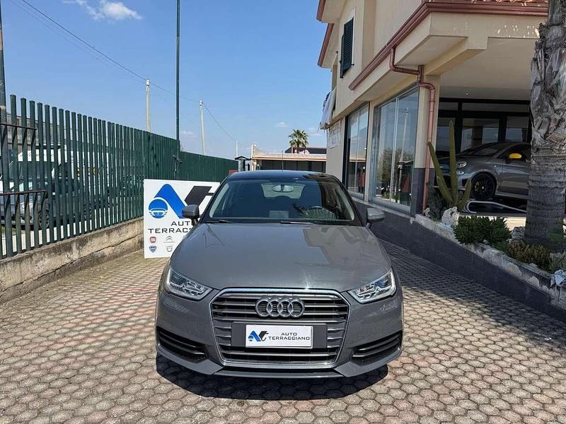 Grigio Usata 2016 Audi A1 Sportback Sport Due volumi | 11.990 € (Buon prezzo) - Immagine 1/4