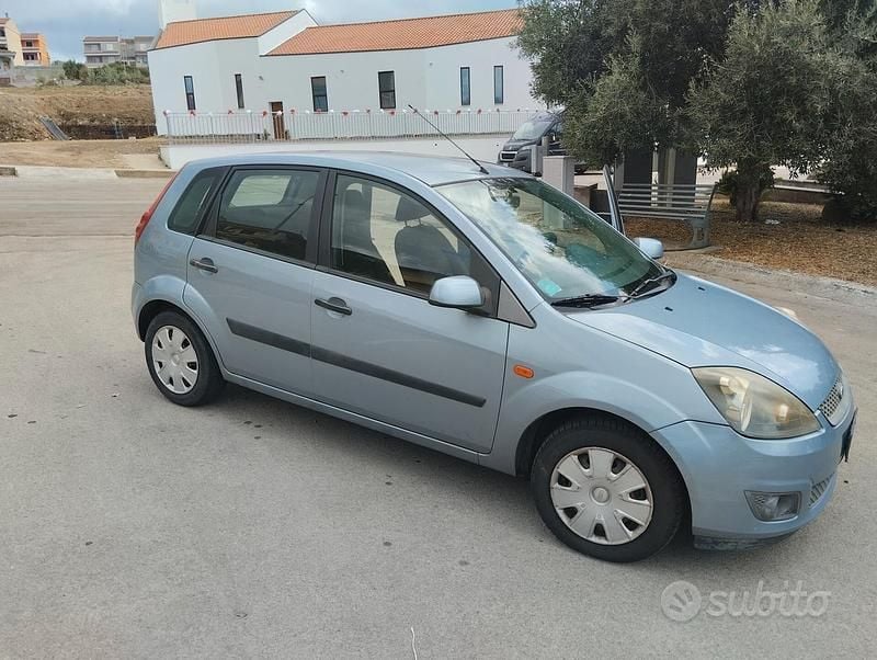 Usata Ford Fiesta Ghia 68 CV (50 kW) 2006 Blu Utilitaria