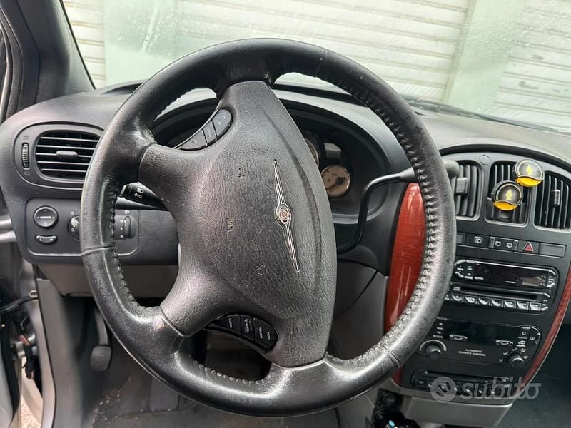 Usata Chrysler Voyager 150 CV (110 kW) 2005 Grigio Monovolume