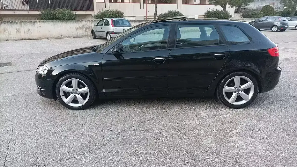 Usata Audi A3 Sportback Young 105 CV (77 kW) 2012 Nero Utilitaria
