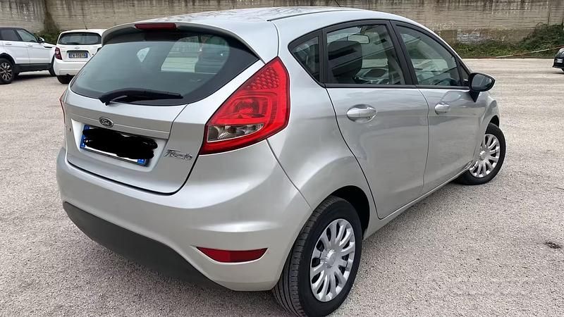 Usata Ford Fiesta 67 CV (49 kW) 2011 Grigio Utilitaria