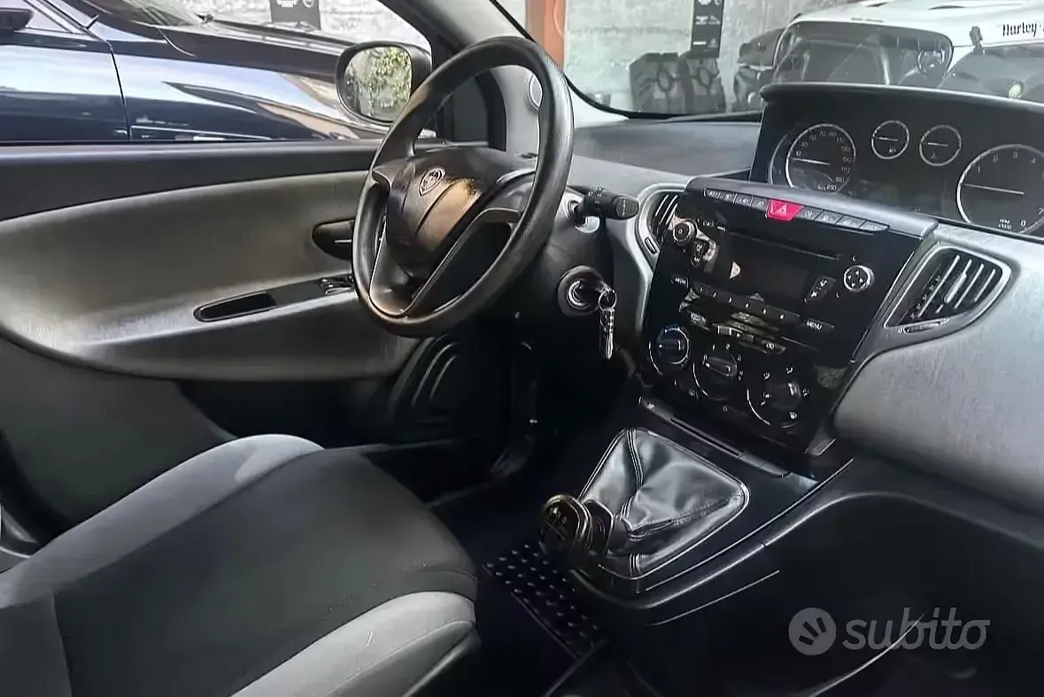 Usata Lancia Ypsilon 77 CV (56 kW) 2012 Nero Utilitaria