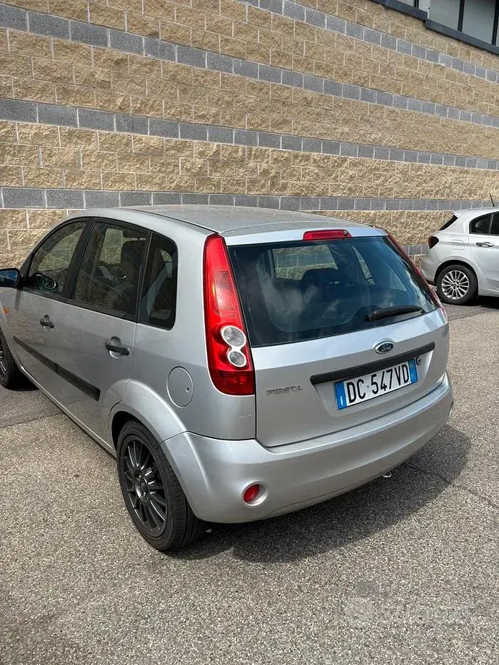 Usata Ford Fiesta 75 CV (55 kW) 2006 Grigio Utilitaria