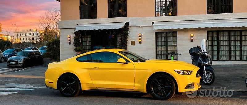 Usata Ford Mustang Fastback 317 CV (233 kW) 2015 Giallo