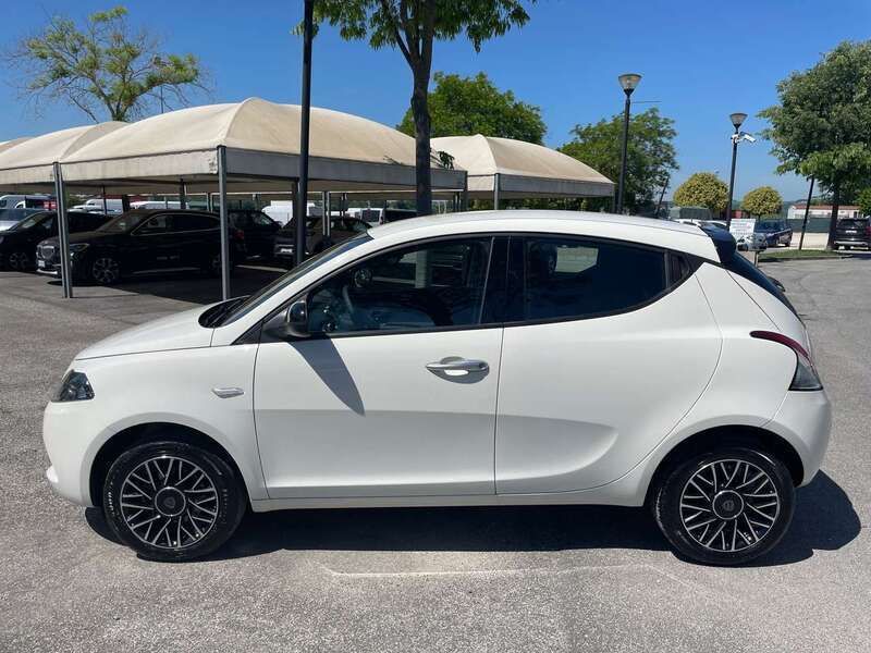 Usata Lancia Ypsilon 108 CV (79 kW) 2024 Bianco Utilitaria