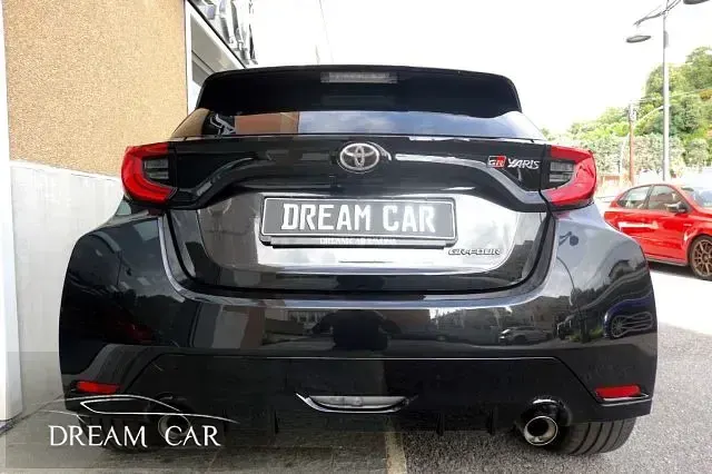 Usata Toyota Yaris 280 CV (205 kW) 2023 Bianco pastello Utilitaria