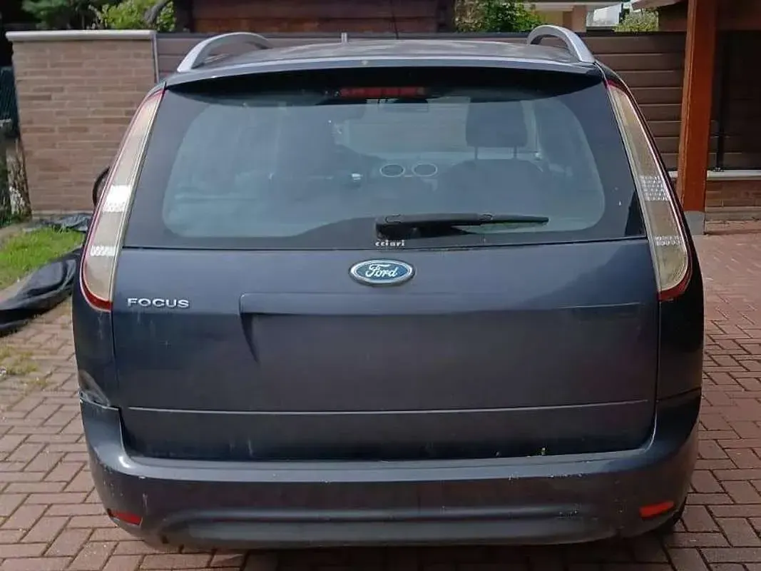 Usata Ford Focus Style 111 CV (81 kW) 2010 Grigio Station wagon