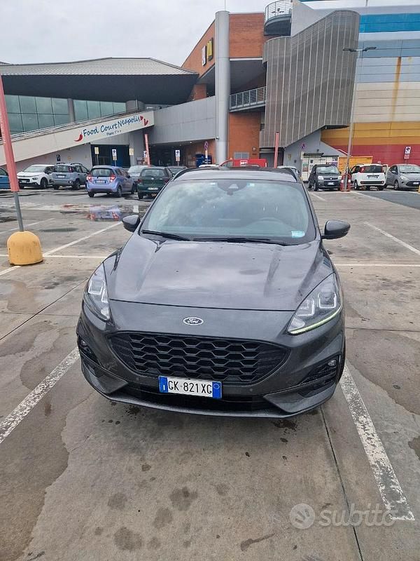 Usata Ford Kuga 120 CV (88 kW) 2022 Marrone SUV