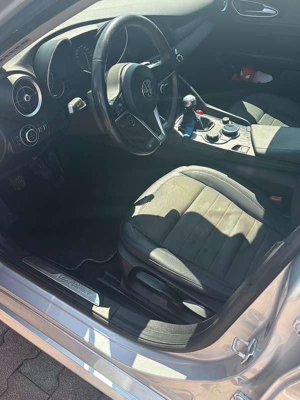 Usata Alfa Romeo Giulia Super 150 CV (110 kW) 2017 Grigio Berlina
