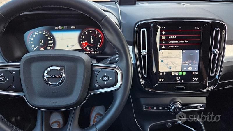 Usata Volvo XC40 Momentum 163 CV (119 kW) 2022 Grigio SUV