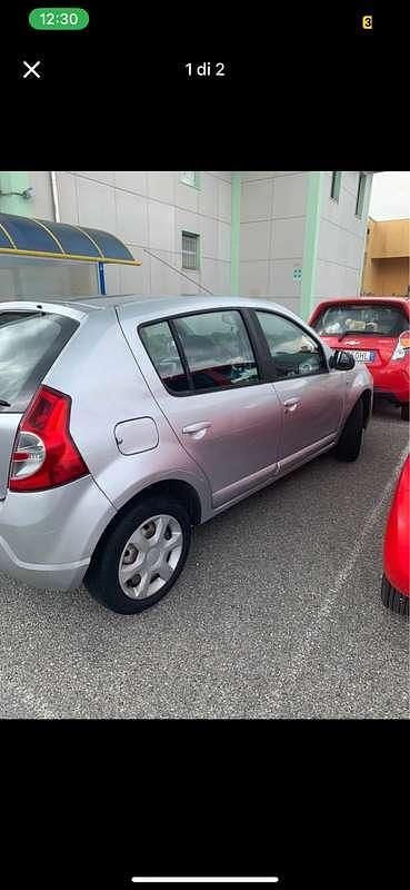 Argento Usata 2009 Dacia Sandero Ambiance Due volumi | 2500 € (Buon prezzo) - Immagine 1/3