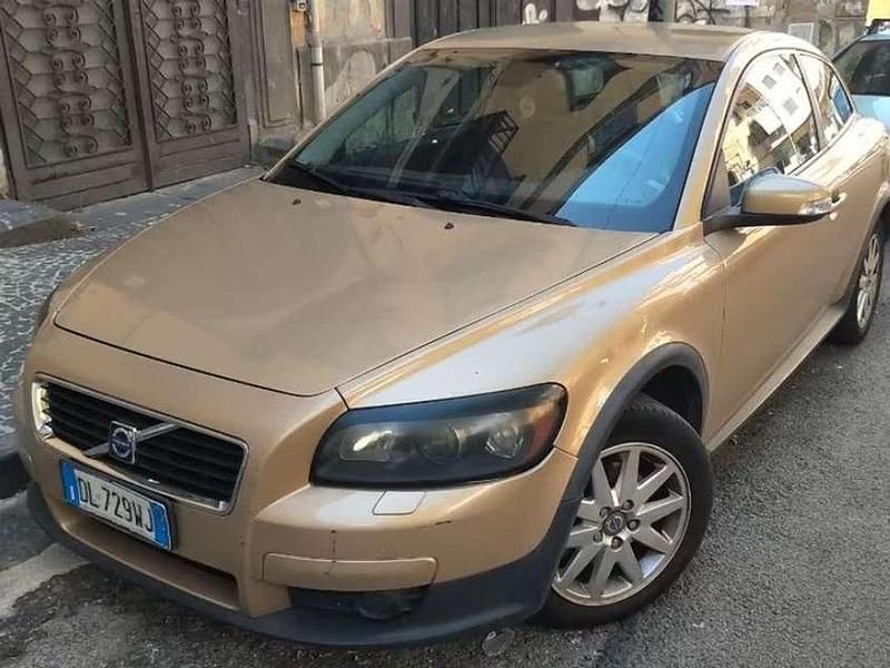 Usata Volvo C30 Momentum 145 CV (106 kW) 2008 Oro Utilitaria