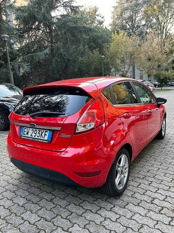 Usata Ford Fiesta Titanium 75 CV (55 kW) 2014 Rosso Utilitaria