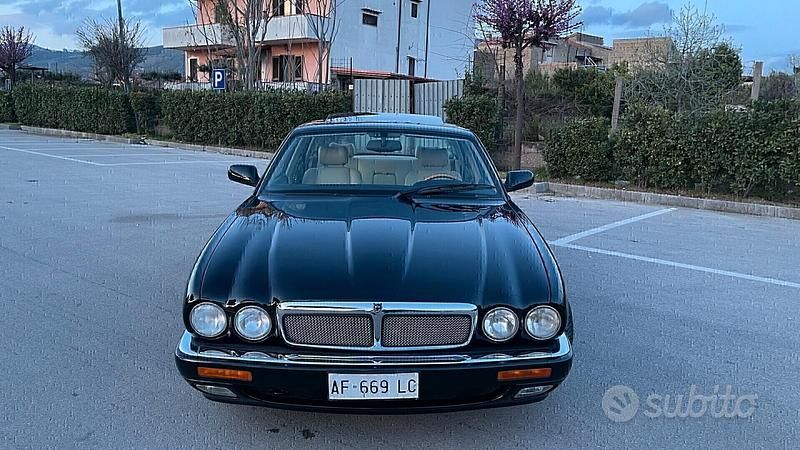 Usata Jaguar XJR 325 CV (239 kW) 1996 Marrone Berlina