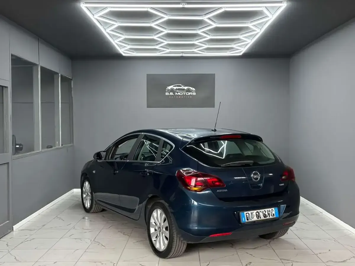 Usata Opel Astra Cosmo 110 CV (80 kW) 2013 Blu/azzurro Berlina