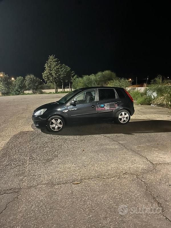 Usata 2008 Ford Fiesta Due volumi | 2900 € (Cara) - Immagine 1/1