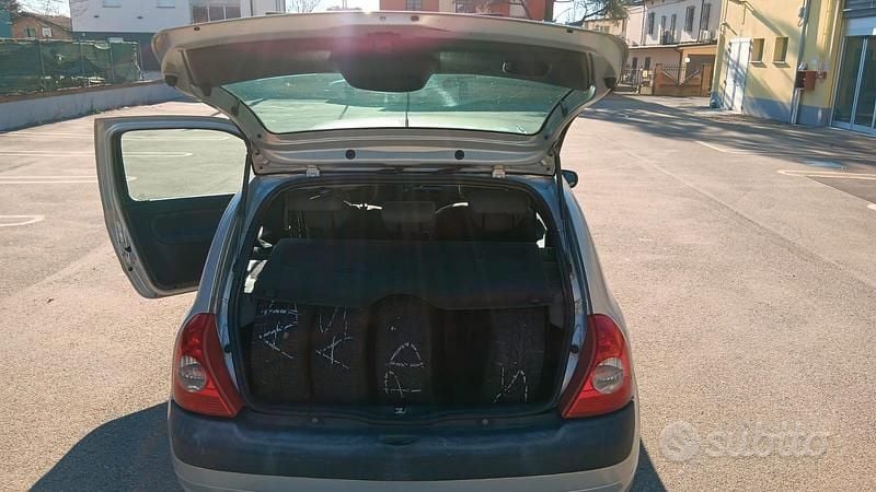 Usata Renault Clio II 58 CV (42 kW) 2004 Grigio Berlina