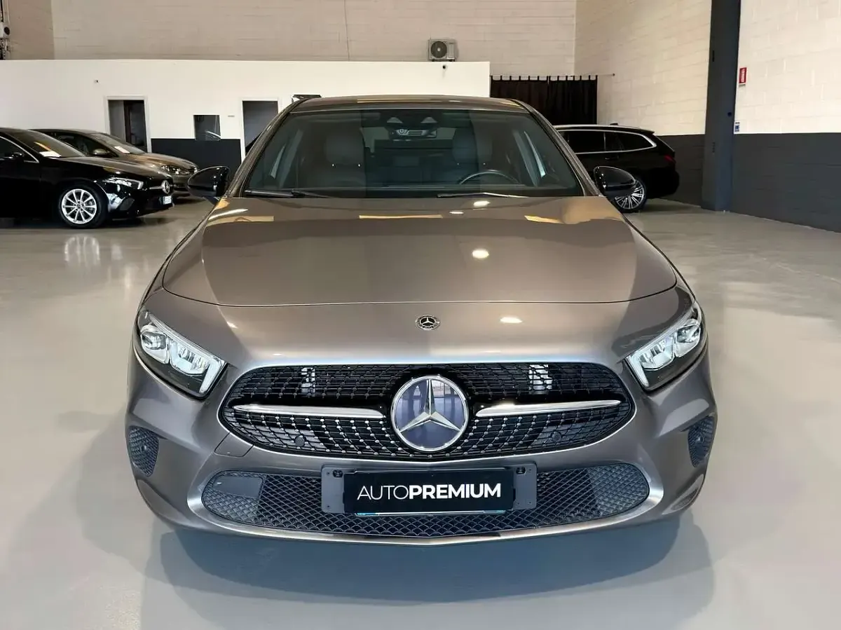 Usata Mercedes A180 116 CV (85 kW) 2019 Grigio Berlina