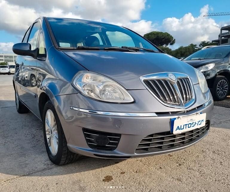 Usata Lancia Musa 90 CV (66 kW) 2009 Grigio Monovolume