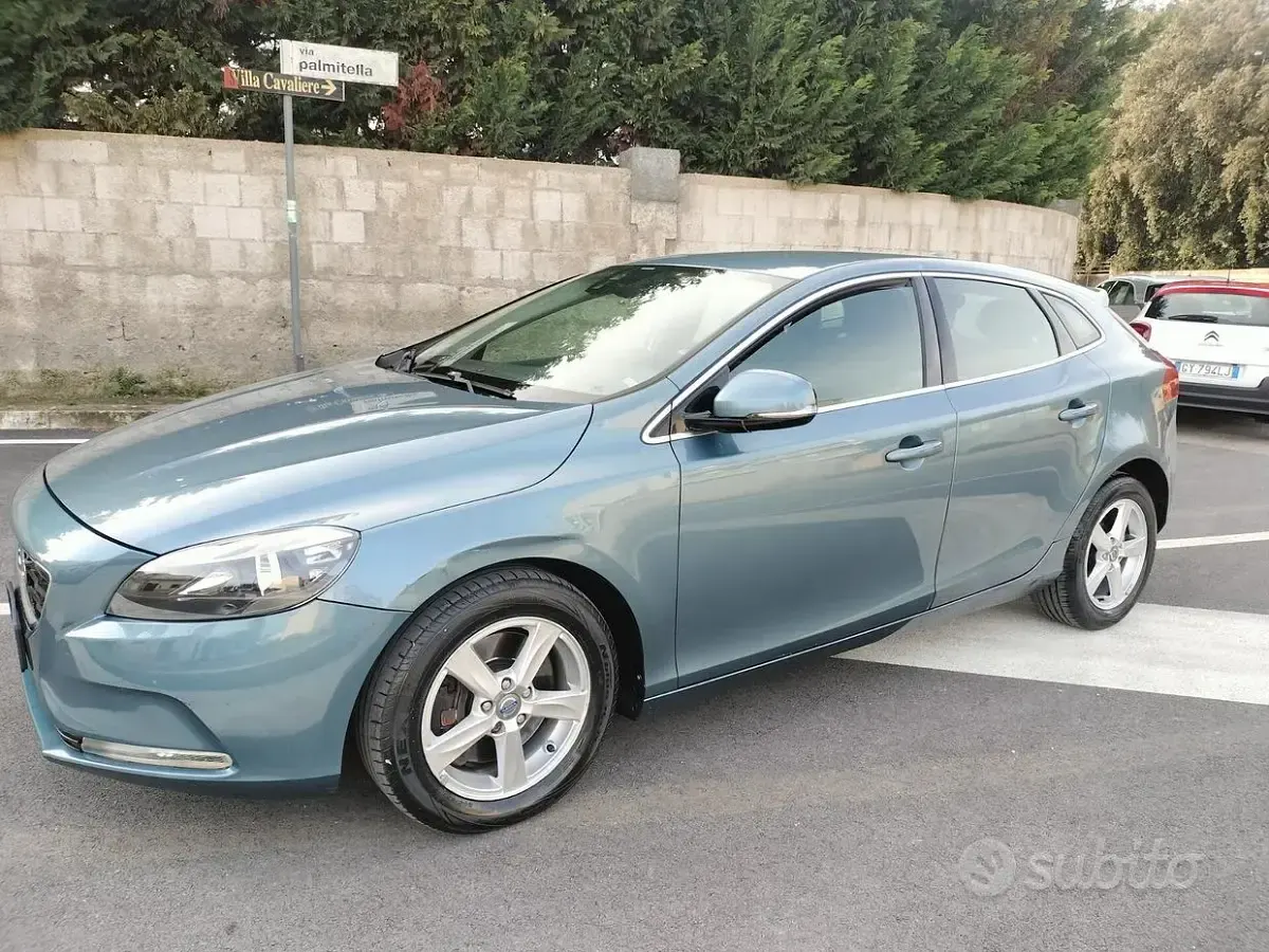 Usata Volvo V40 Summum 177 CV (130 kW) 2013 Blu Berlina