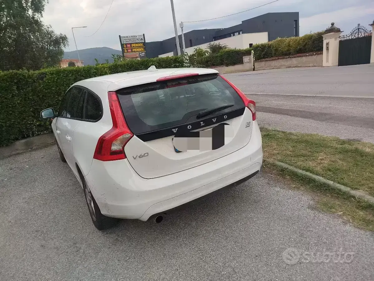 Usata Volvo V60 120 CV (88 kW) 2015 Bianco Station wagon