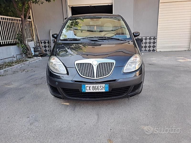 Usata Lancia Musa 101 CV (74 kW) 2005 Grigio Monovolume