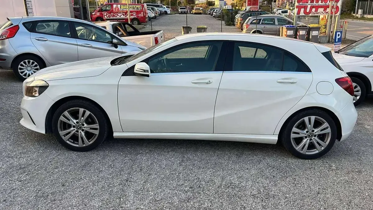 Usata Mercedes A180 Premium 109 CV (80 kW) 2017 Bianco Utilitaria