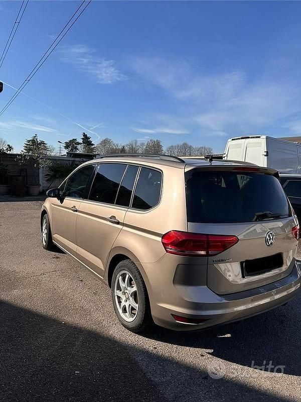 Käytetty VW Touran 110 HP (80 kW) 2017 Ruskea Tila-auto