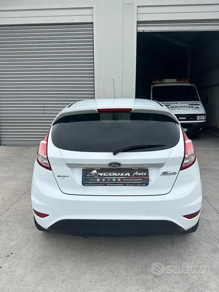 Usata Ford Fiesta 75 CV (55 kW) 2016 Bianco Utilitaria