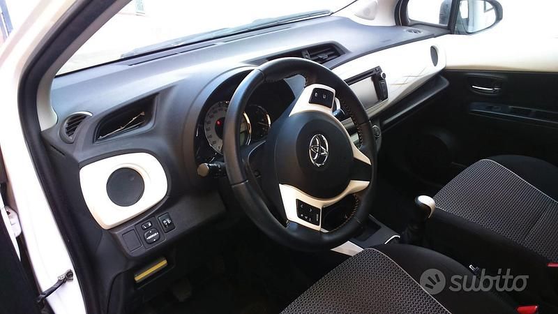 Bianco Usata 2013 Toyota Yaris Tre volumi | 8000 € - Immagine 1/4