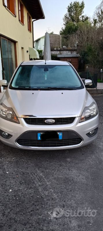 Grigio Usata 2010 Ford Focus Tre volumi | 3000 € (Buon prezzo) - Immagine 1/4