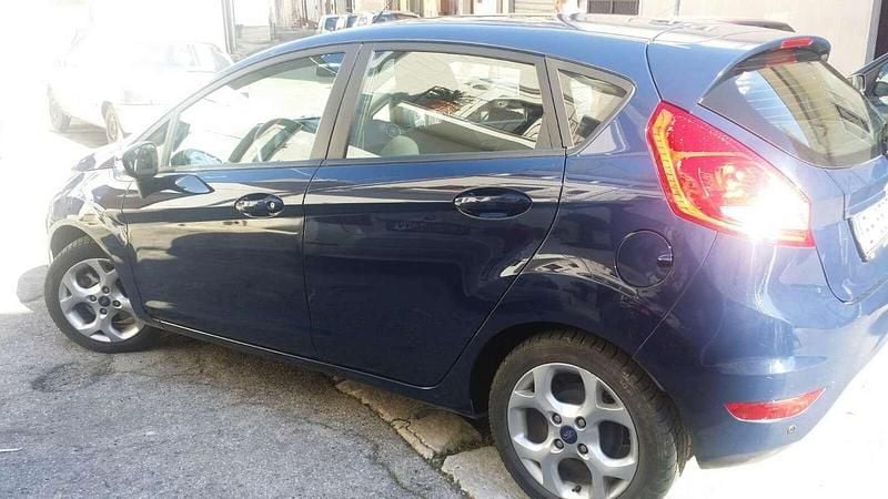 Gebraucht Ford Fiesta 92 PS (67 kW) 2012 Blau Limousine