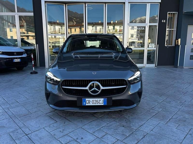 Käytetty Mercedes B180 Advanced Plus 136 HP (100 kW) 2023 Harmaa Tila-auto