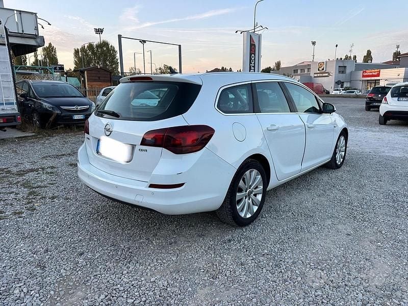 Usata Opel Astra Cosmo 110 CV (80 kW) 2011 Bianco Station wagon